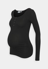 Schwarzes geripptes langärmliges Stilloberteil mit Rundhalsausschnitt und Knopfdetails auf der Vorderseite, maßgeschneidert, um über den Babybauch zu passen.