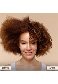 Confronto dei trattamenti per capelli ricci: il lato sinistro mostra capelli voluminosi e crespi; il lato destro mostra ricci definiti e lucidi. Lo sfondo è di un beige neutro.