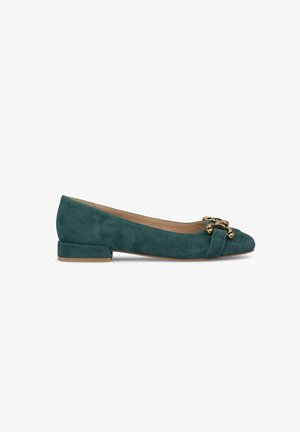 Türkisfarbene Wildleder-Balletschuhe mit runder Zehenpartie und kleinem Blockabsatz. Sie verfügen über eine dekorative goldene Kettenakzent auf der Zehe.