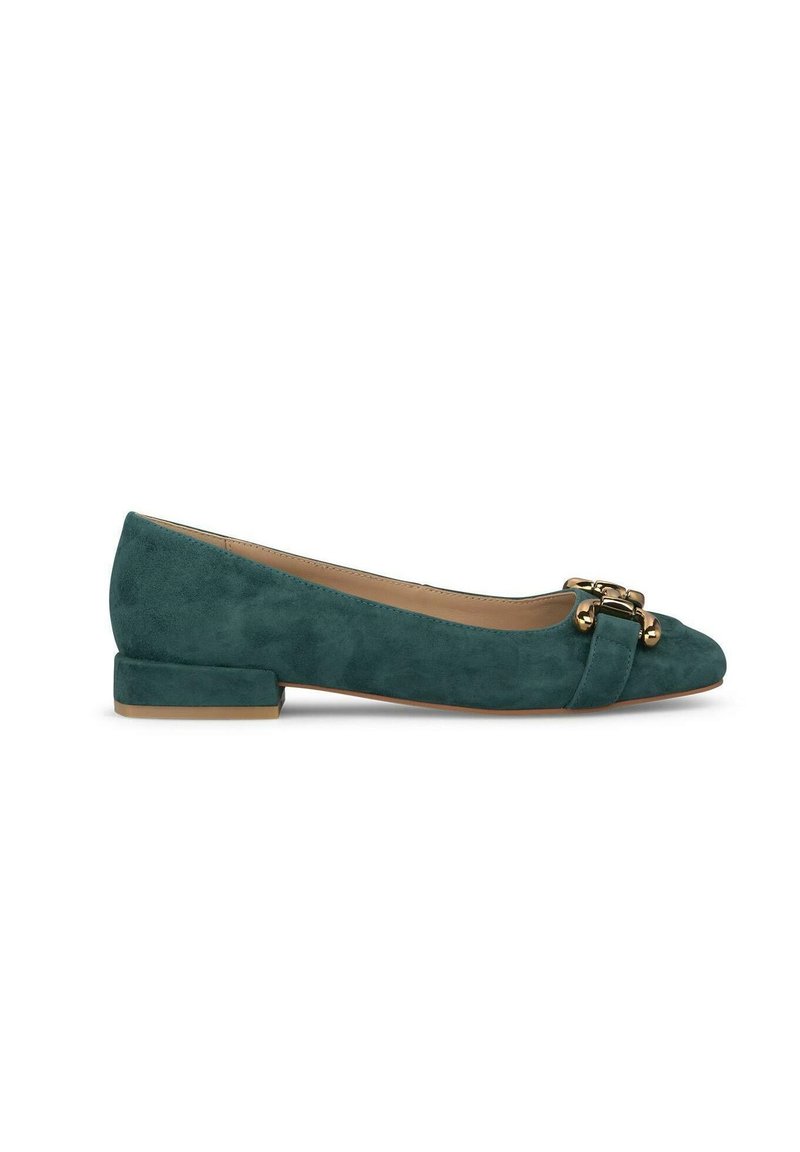 Ballerina in suede turchese con punta arrotondata e tacco basso. Presenta un accentuato decorativo in catena dorata sulla punta.