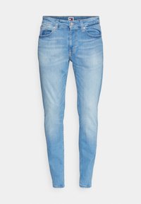 Jeans ajustados de mezclilla azul claro con una cintura de altura media, cinco bolsillos, un leve desgastado y detalles de costura. Presenta un botón metálico y cremallera.
