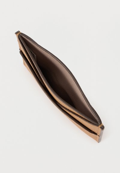 Tamn kožni novčanik s glatkom teksturom, koji ima dva pretinca obložena smešnim materijalom. Tanak dizajn, otvoren prikaz odozgo.