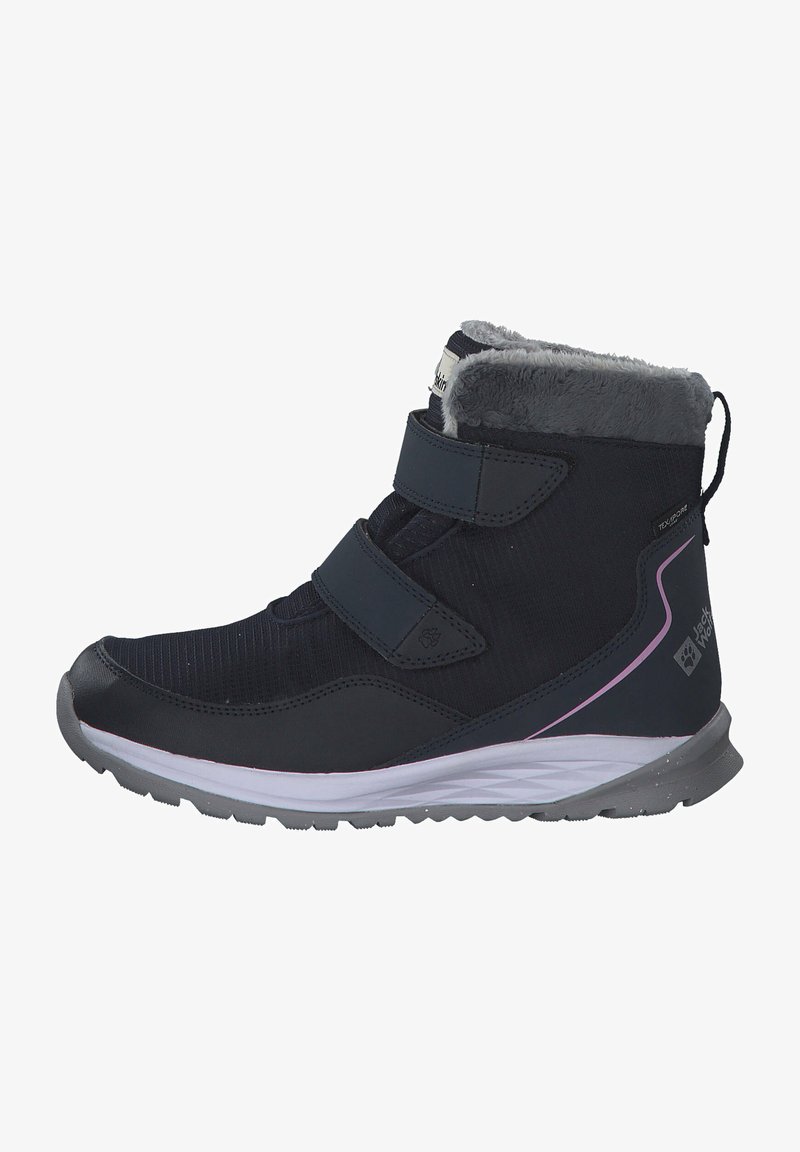 Botte de cheville softshell noire avec des straps Velcro, doublure en fausse fourrure grise, dessus texturé et semelle intermédiaire blanche avec accents roses. Semelle extérieure en caoutchouc robuste.