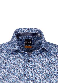 Camicia floreale blu con un design moderno, caratterizzata da un colletto a fantasia e un mix di tonalità di blu chiaro e scuro. Bottoni neri e etichetta visibili.