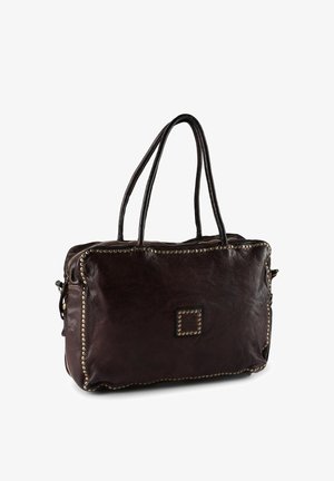 Bruine leren handtas met dubbele handvatten, afgeronde vorm, metalen studs langs de randen, ritssluiting en een vierkante accent aan de voorkant.