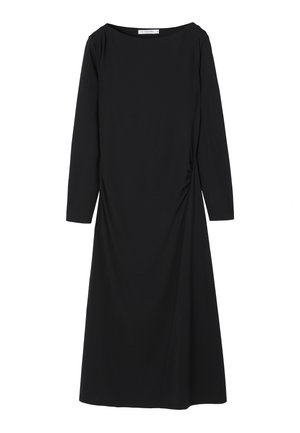 Vestido midi negro de manga larga con escote redondo y ligero fruncido lateral sobre un fondo blanco.