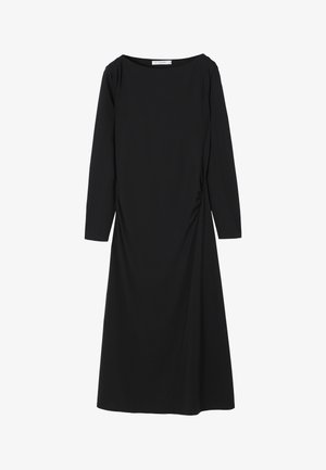 Rochie midi neagră cu mâneci lungi, guler rotund și un ușor plisat lateral pe un fundal alb.