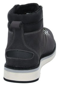 Stivale in suede grigio con colletto imbottito, cuciture bianche a contrasto, dettagli in rete e suola in gomma; anello sul retro per indossarlo facilmente.