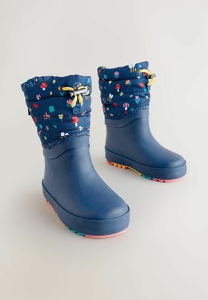 Gummiregenstiefel mit einem marineblauen Oberteil, das ein buntes Blumenmuster aufweist, einer strukturierten Sohle und einem gepolsterten, gerafften Schaft mit gelben Akzenten.
