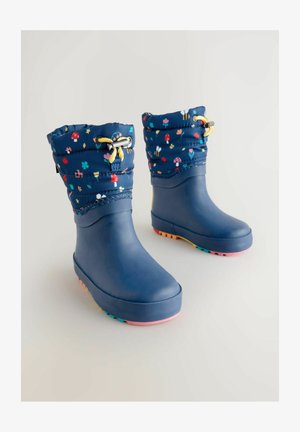 Bocanci de ploaie din cauciuc cu o parte superioară de culoare bleumarin, decorată cu un model floral colorat, talpă texturată și o vârf moale, plisat, cu accente galbene.