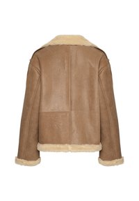 Giacca in shearling marrone con colletto e polsini in pelliccia color crema, caratterizzata da una forma squadrata e cuciture visibili.