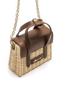 Kleine rechteckige Handtasche mit geflochtenem Weidenkörperkorpus, braunem Lederüberschlag und Griffen sowie goldener Kettenriemen.