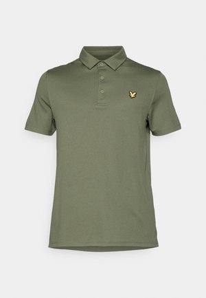 Olivgrön polo skjorta, korta ärmar, tre-knapp placket, mjukt tyg, med en guld broderad logotyp på vänster bröst.