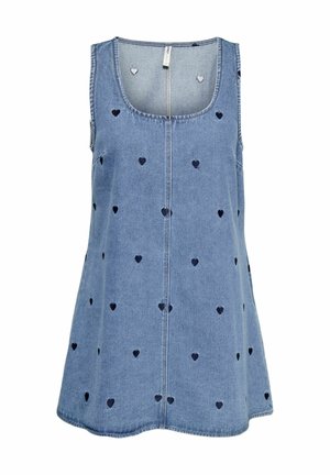 Robe en denim bleu sans manches avec un col rond, décorée de motifs de cœurs bleu foncé uniformément répartis sur le tissu.