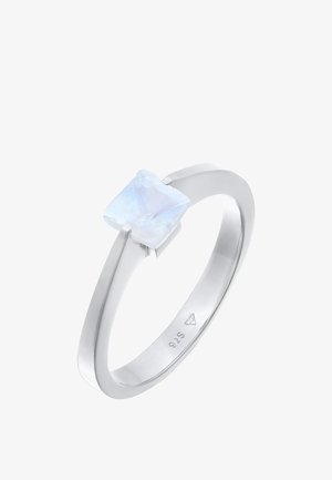 Sølvring med en firkantet, lyseblå sten. Båndet er glat med et minimalistisk design og er mærket "925" for sterlingsølv.