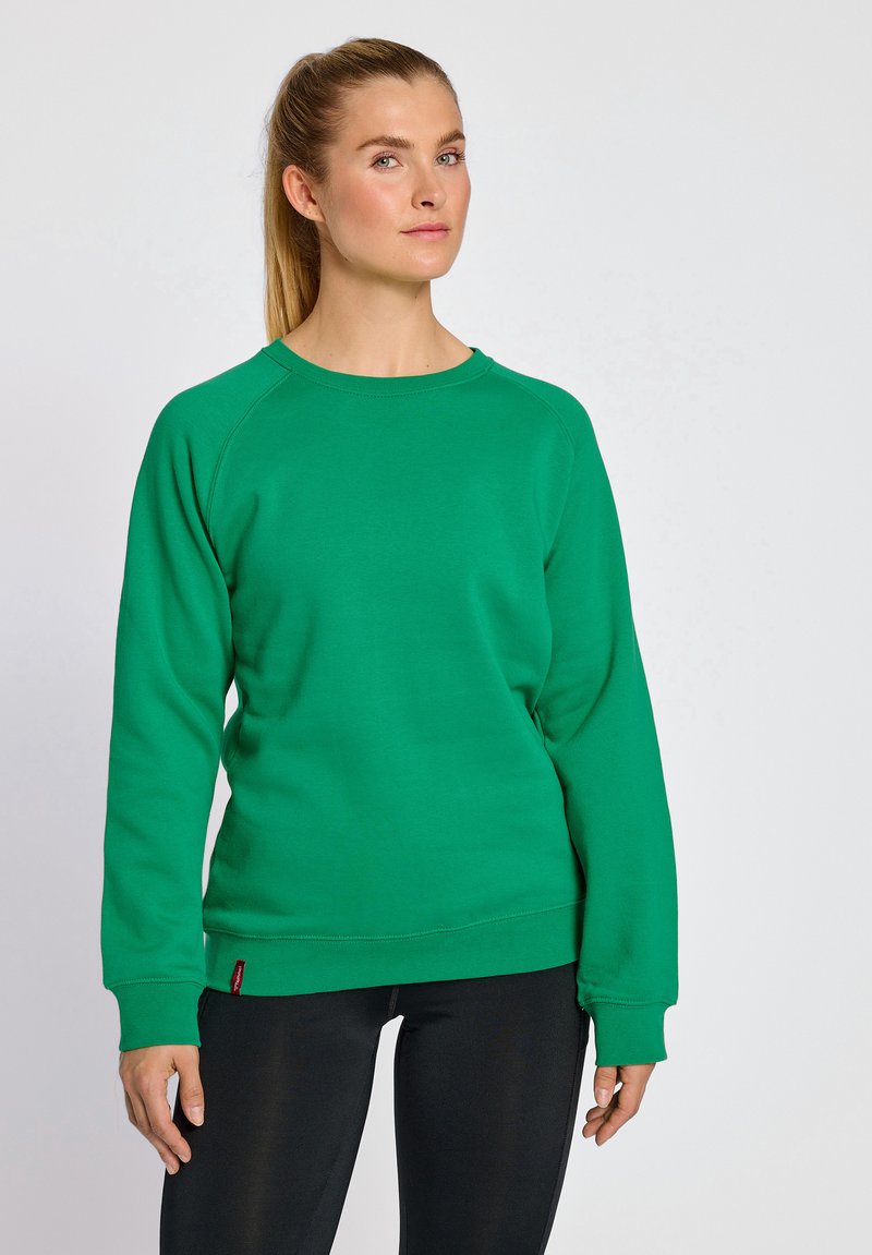 Zielony sweatshirt z okrągłym dekoltem i raglanowymi rękawami, wykonany z miękkiej tkaniny. Posiada ściągacz przy dekolcie i mankietach oraz małą metkę przy dolnym brzegu.