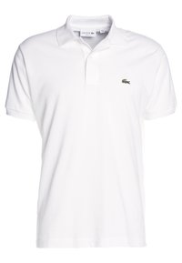 Polo shirt blanc en coton, avec un col, des manches courtes et un petit logo crocodile vert de Lacoste sur la poitrine gauche.