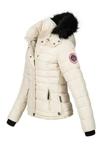 Bequeme gepolsterte Cremejacke mit einer von Fell gefütterten Kapuze, zwei mit Reißverschluss versehenen Taschen, gerippten Bündchen und einem runden Logo-Patch am Ärmel. Glatte Textur.