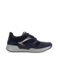 Sneaker in camoscio blu navy con dettagli in argento metallizzato, pannello testurizzato nero nel tallone e suola grigia; presenta chiusura con lacci e linguetta imbottita.