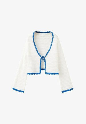 Biely pletený krátky sveter s dlhými rukávmi a modrým vlnkovaným lemom pozdĺž okrajov a zaväzovaním vpredu.