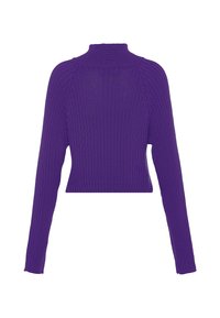 Lila kötött, hosszú ujjú, cropped pulóver, magas bordás nyakkal, bordás szegéllyel és mandzsettákkal, fehér háttér előtt bemutatva.