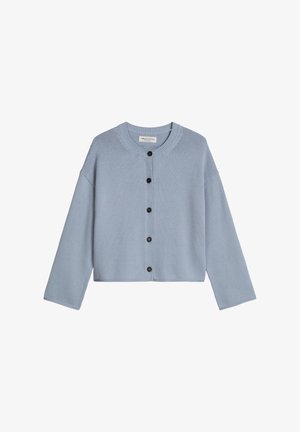 Lichtblauwe gebreide cardigan met lange mouwen, ronde halslijn en vijf zwarte knopen aan de voorkant. Kort model en textuur in het breipatroon.