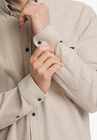 Lindbergh BRUSHED LS - Camicia - sand