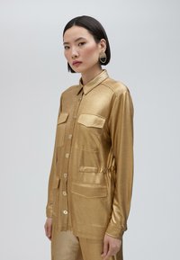 Blúzka so zapínaním na gombíky - gold