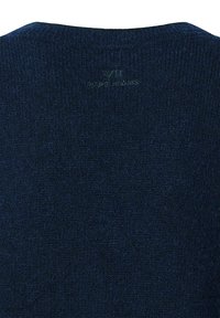 Námornícky modrý pletený sveter s okrúhlym výstrihom, ktorý sa vyznačuje jemnou textúrou a diskrétnym logom vtláčaným na chrbte blízko goliera.