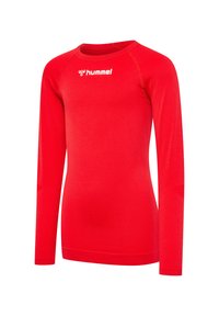 Rotes Langarm-Sportshirt aus glattem Stoff. Es hat einen runden Ausschnitt, eine taillierte Silhouette und ein weißes Logo auf der Brust.
