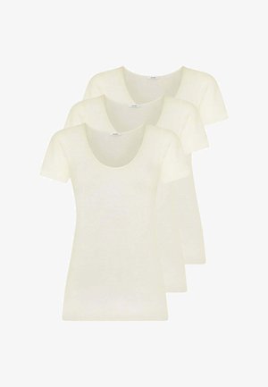 Tre t-shirt a maniche corte di colore crema chiaro, con scollo a U, realizzate in un tessuto morbido e liscio. Design semplice, senza motivi.