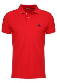 Polo rojo hecho de tejido de algodón texturizado, con un cuello clásico, tapeta de dos botones y un logo bordado en azul marino en el pecho.