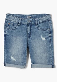 Shorts de mezclilla en azul claro con un acabado desgastado, que cuentan con áreas rasgadas, puños enrollados y un diseño de cinco bolsillos, acentuados por un botón en la parte delantera.