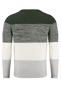 Strickpullover mit grauen, weißen und grünen horizontalen Streifen. Lange Ärmel mit einem gerippten Halskragen und strukturiertem Stoff.