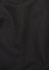 Czarna tkanina o gładkiej, matowej fakturze z delikatnym połyskiem, charakteryzująca się prostym splotem i brakiem widocznych wzorów lub akcentów.