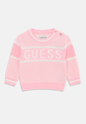 Rosa strikket genser med hvite striper og "GUESS"-logo i sentrum. Har knapper på skuldrene og ribbestrikkede mansjetter og kant.