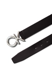 Svart lærbelte med en sølvfarget, rund spenne som har bokstavene "CK". Enkelt, glatt tekstur med flere justerbare hull.
