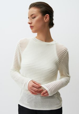 Weißer, langärmeliger Pullover mit strukturiertem, offenem Strickdesign und horizontalen Streifen. Rippenbündchen und Rundhalsausschnitt. Glatte Stoffoberfläche.