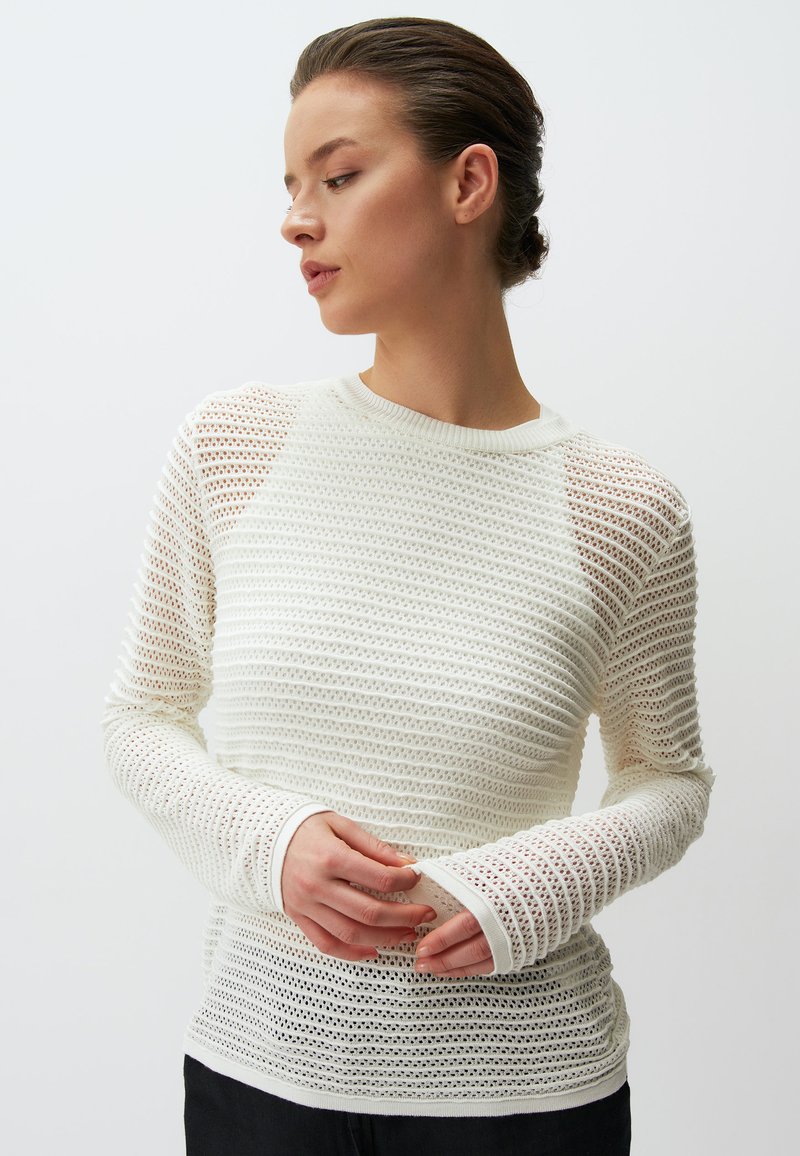 Pull blanc à manches longues avec un design en tricot ouvert texturé et des rayures horizontales. Poignets côtelés et col ras du cou. Fini en tissu lisse.