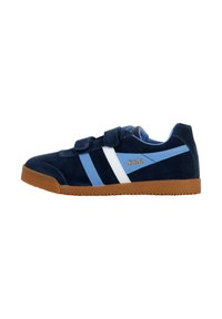 Zapatilla de ante azul con franjas blancas y azul claro, con correas de Velcro y suela de goma. Logo de la marca en dorado en el costado.