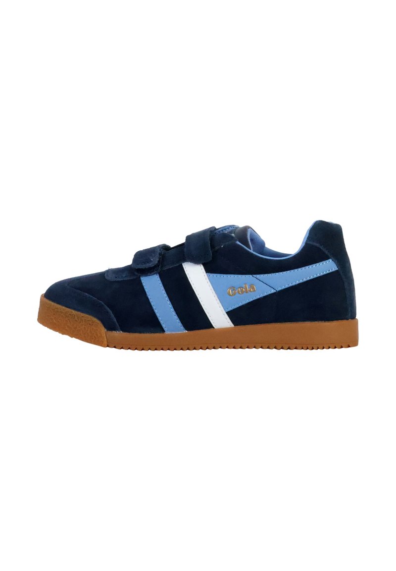 Zapatilla de ante azul con franjas blancas y azul claro, con correas de Velcro y suela de goma. Logo de la marca en dorado en el costado.