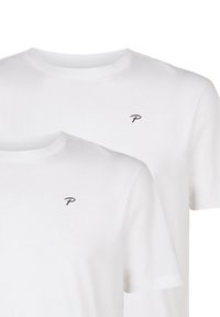 T-shirt bianchi in cotone con scollatura rotonda e maniche corte. Ogni maglia presenta un piccolo logo nero "P" sul petto.