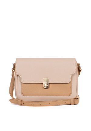 Borsa a tracolla rettangolare beige e marrone chiaro con tracolla regolabile, patta frontale e chiusura con fibbia rettangolare in tono oro.