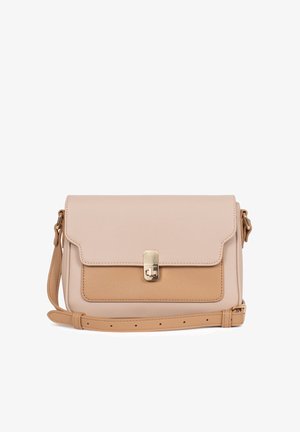 Prostokątna beżowa i brązowa torebka na ramię z regulowanym paskiem, przednią klapą oraz złotym prostokątnym zapięciem.