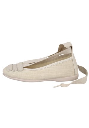 Bailarina de tela beige con detalle plisado en la puntera y cintas largas para anudar alrededor del tobillo, suela plana y tacón bajo para soporte.