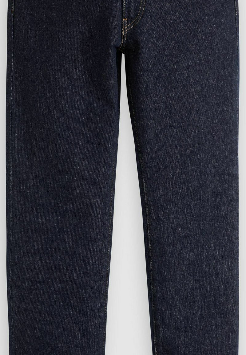 Jeans in denim blu scuro con gambe dritte e cuciture gialle visibili lungo le cuciture e le tasche.