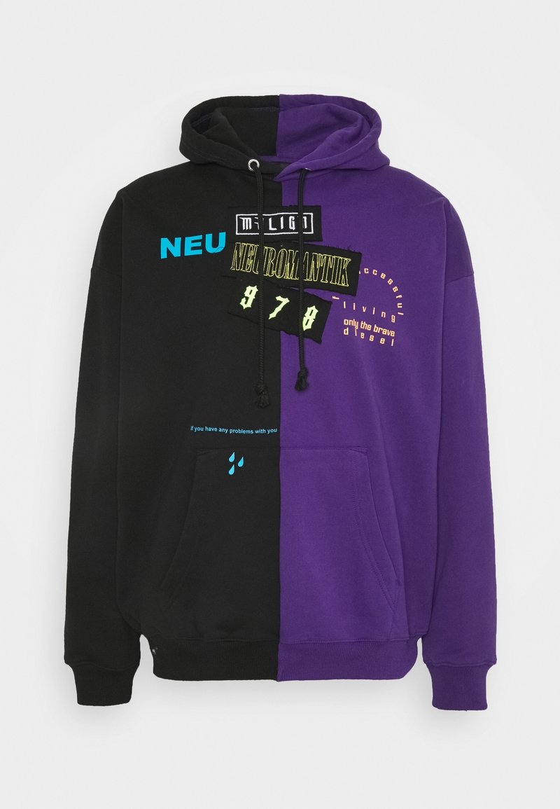 Sweat à capuche bicolore noir et violet avec poche avant, cordons noirs et impressions mixtes de textes et graphiques en bleu, jaune et orange sur le devant et la capuche.