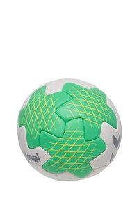 Pallone da calcio verde e bianco con motivi a diamante, caratterizzato da pannelli cuciti, una superficie texture e una forma rotonda.