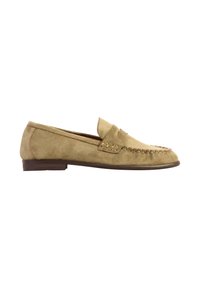 Mocassin beige en daim avec couture mocassin, semelle basse marron et bride classique penny sur le dessus.