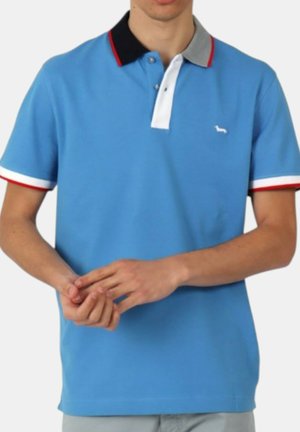 Polo shirt azzurro chiaro con colletto nero e grigio, patta dei bottoni bianca e dettagli rossi sulle maniche. Maniche corte e materiale in cotone.